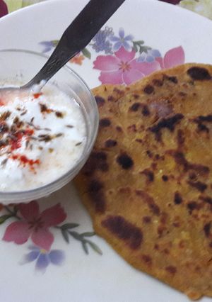 A picture of Dal ka Parantha.