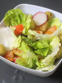 Una foto de Ensalada de tomate, lechuga y rábanos