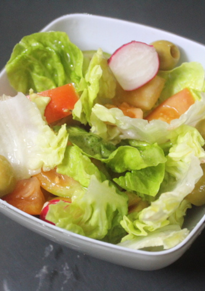 Una foto de Ensalada de tomate, lechuga y rábanos