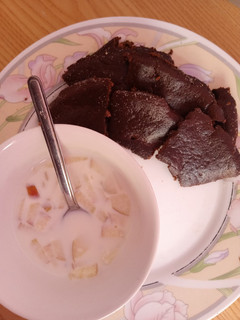 Una foto de Banana coffee cake with apple flavored milk