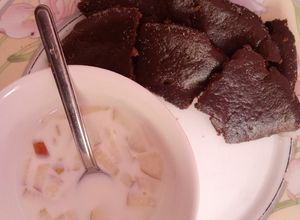 Una foto de Banana coffee cake with apple flavored milk