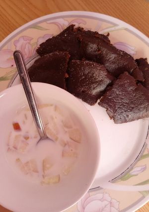 Una foto de Banana coffee cake with apple flavored milk