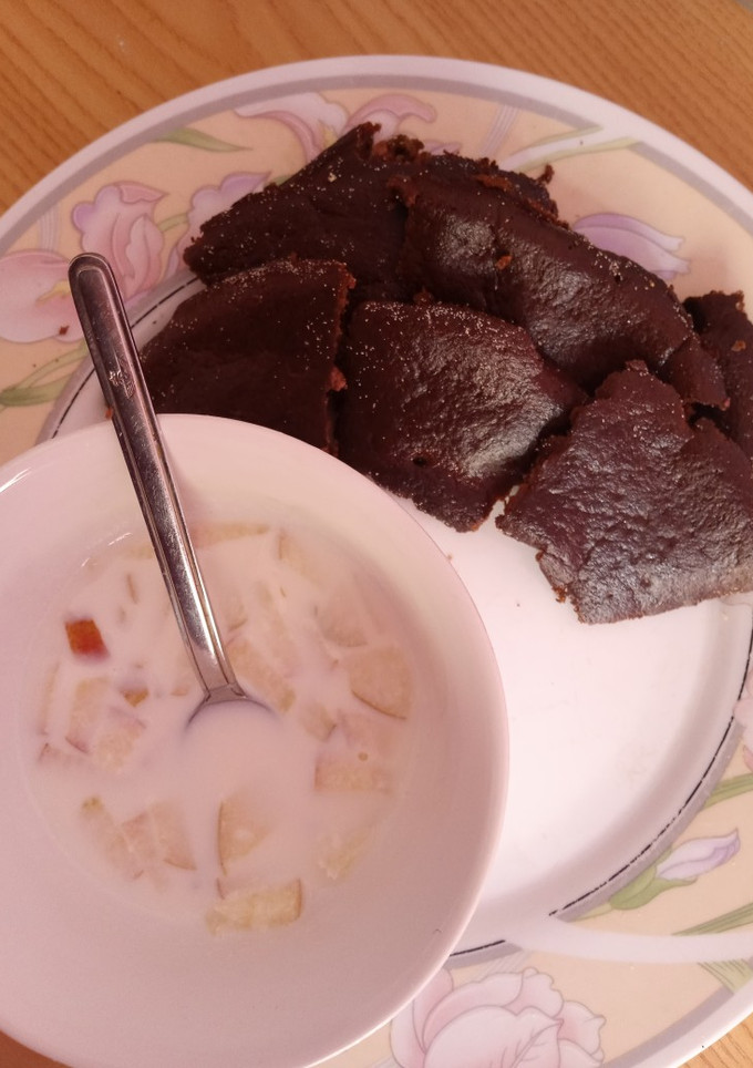 Una foto de Banana coffee cake with apple flavored milk