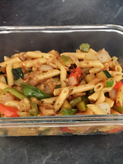 Una foto de Pasta con verduras y soja