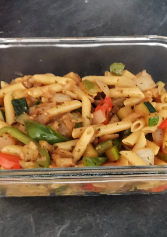 Una foto de Pasta con verduras y soja