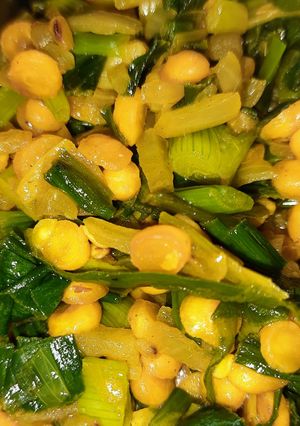 डाळ कांदापात भाजी (dal kandapat bhaji recipe in marathi) रेसिपी चे मुख्य फोटो