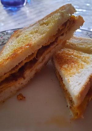 A picture of Cheesy mushroom omelette sandwich.