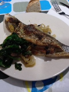 Una foto de Lubina al horno con panceta y espinacas