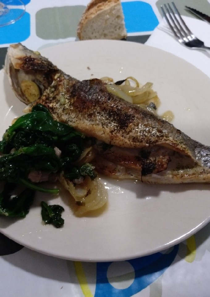 Una foto de Lubina al horno con panceta y espinacas