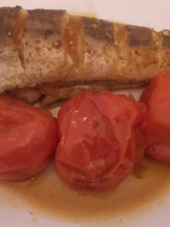 Una foto de Colas de pescadilla con tomates