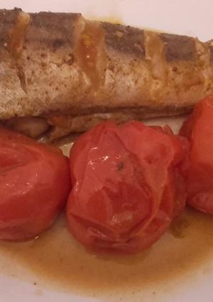 Una foto de Colas de pescadilla con tomates