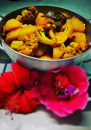 নিরামিষ আলু ফুলকপি (niramish alu fulkopi recipe in bengali) রেসিপির প্রধান ছবি