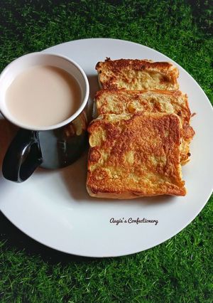 A picture of Pan toast bread with clove infused milk.