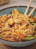 Noodles con verduras y tofu especiado
