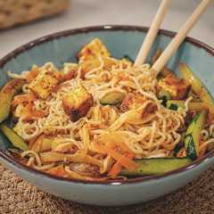 Una foto de Noodles con verduras y tofu especiado