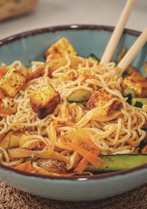 Foto principal de Noodles con verduras y tofu especiado