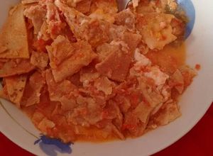 Una foto de Chilaquiles rojos. ॐ