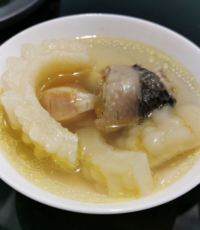 干貝鳳梨苦瓜雞湯｜冬日湯品｜味濃色澤清澈 的食譜成品照片