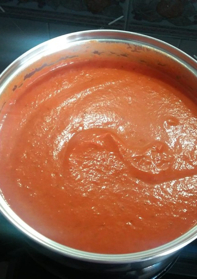 Una foto de Crema de tomates asados, pimiento rojo y ajos 💯