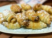 Una foto de croissant con nutella