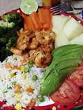 Camarones con arroz blanco y verduras