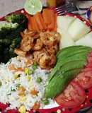 Camarones con arroz blanco y verduras
