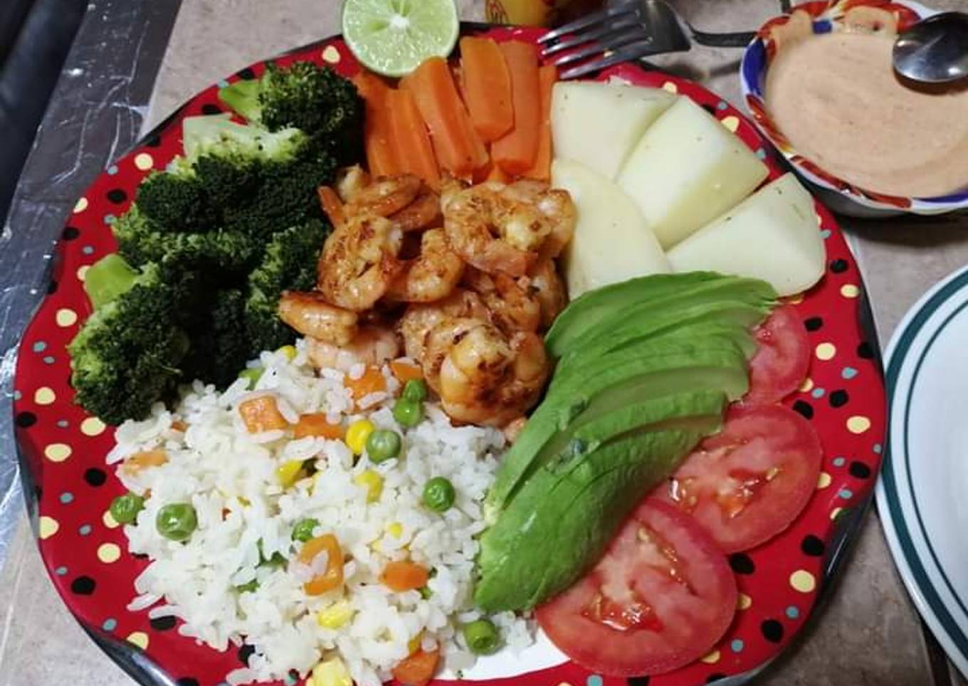 Camarones con arroz blanco y verduras