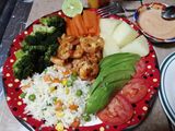 Camarones con arroz blanco y verduras