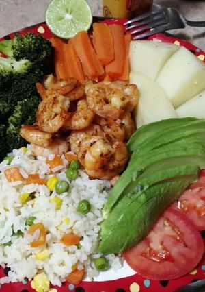 Una foto de Camarones con arroz blanco y verduras