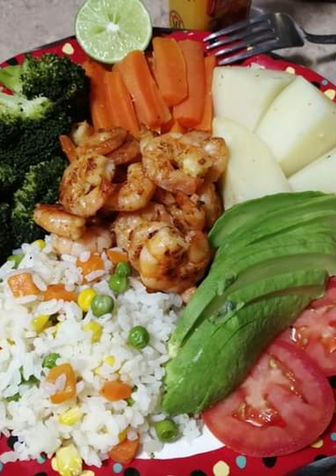 Una foto de Camarones con arroz blanco y verduras