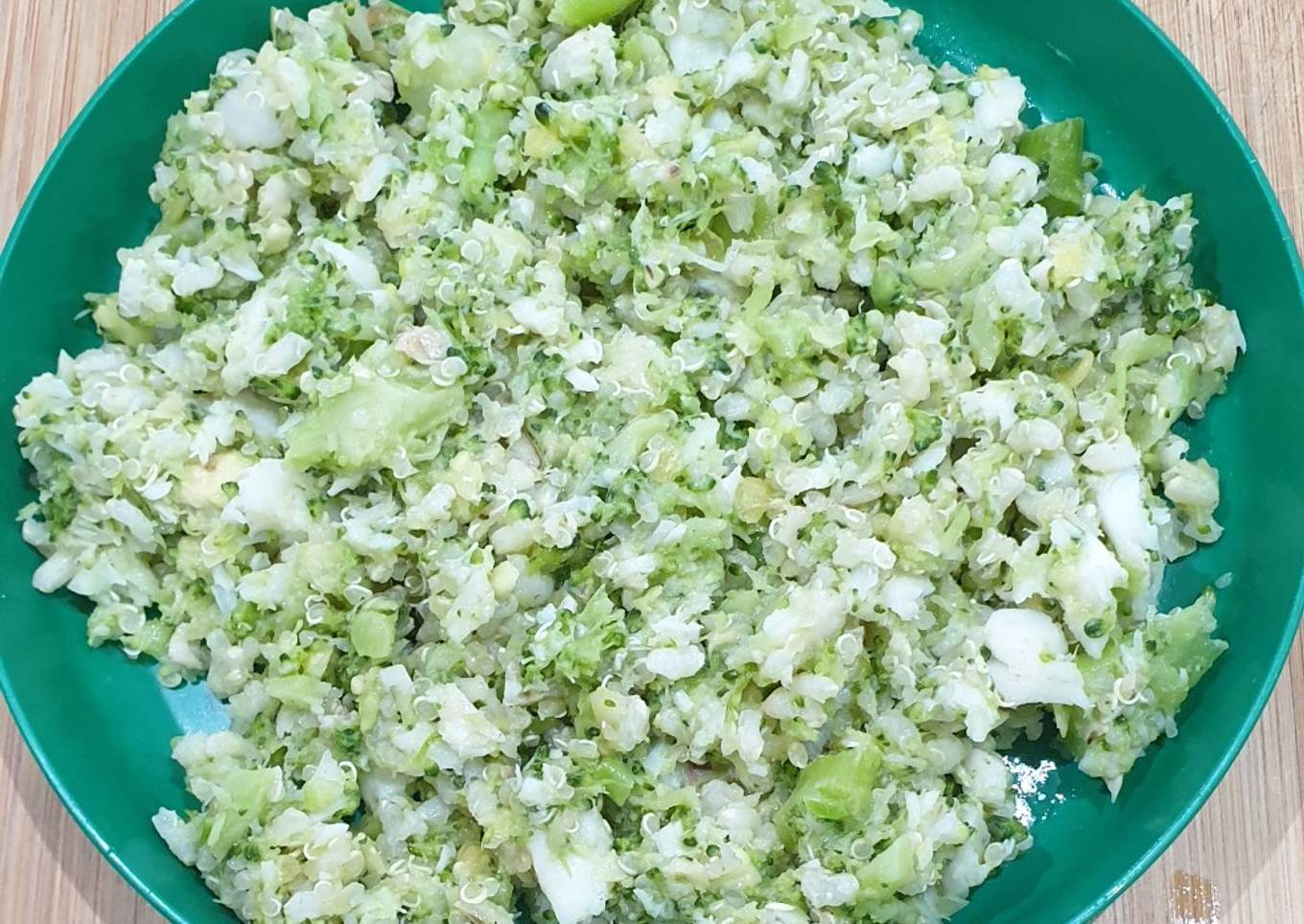 Arroz con quinoa, brócoli, aguacate y merluza