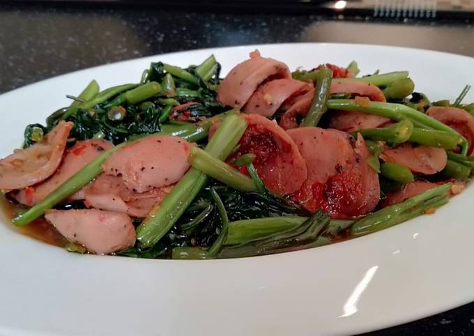 Bagaimana Menyiapkan Cah kangkung sosis pedas Anti Gagal