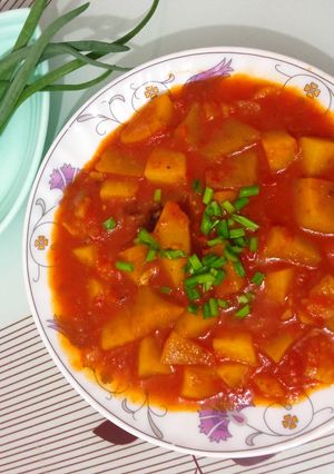 صورة لوصفة بطاطا بالبندورة سهلة واقتصادية
