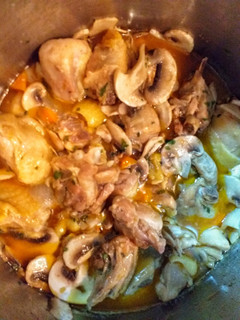 Una foto de Pollo en salsa con champiñones