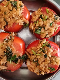 ભરેલા ટામેટા (Stuffed Tomato Recipe In Gujarati) રેસીપી મુખ્ય ફોટો