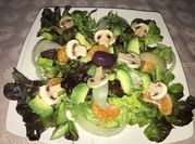 Una foto de ensaladas de lechuga y mandarina