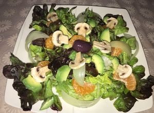 Una foto de Ensalada con lechuga negra