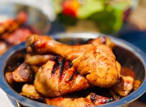 Une photo de Pilons de Poulet Marinés aux Cinq Épices au Barbecue
