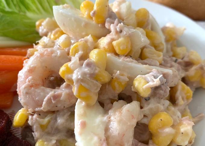 Tuna & Prawns salad with egg and sweet corns