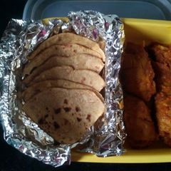 A picture of Soya Chaap with roti.