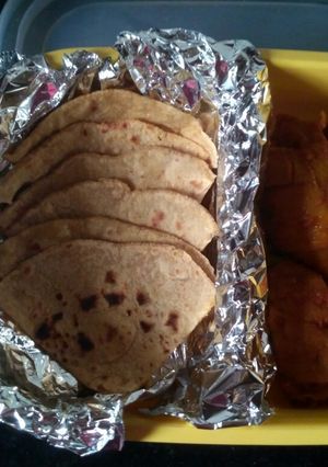 A picture of Soya Chaap with roti.