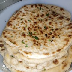 A picture of Naan garlic bread.
