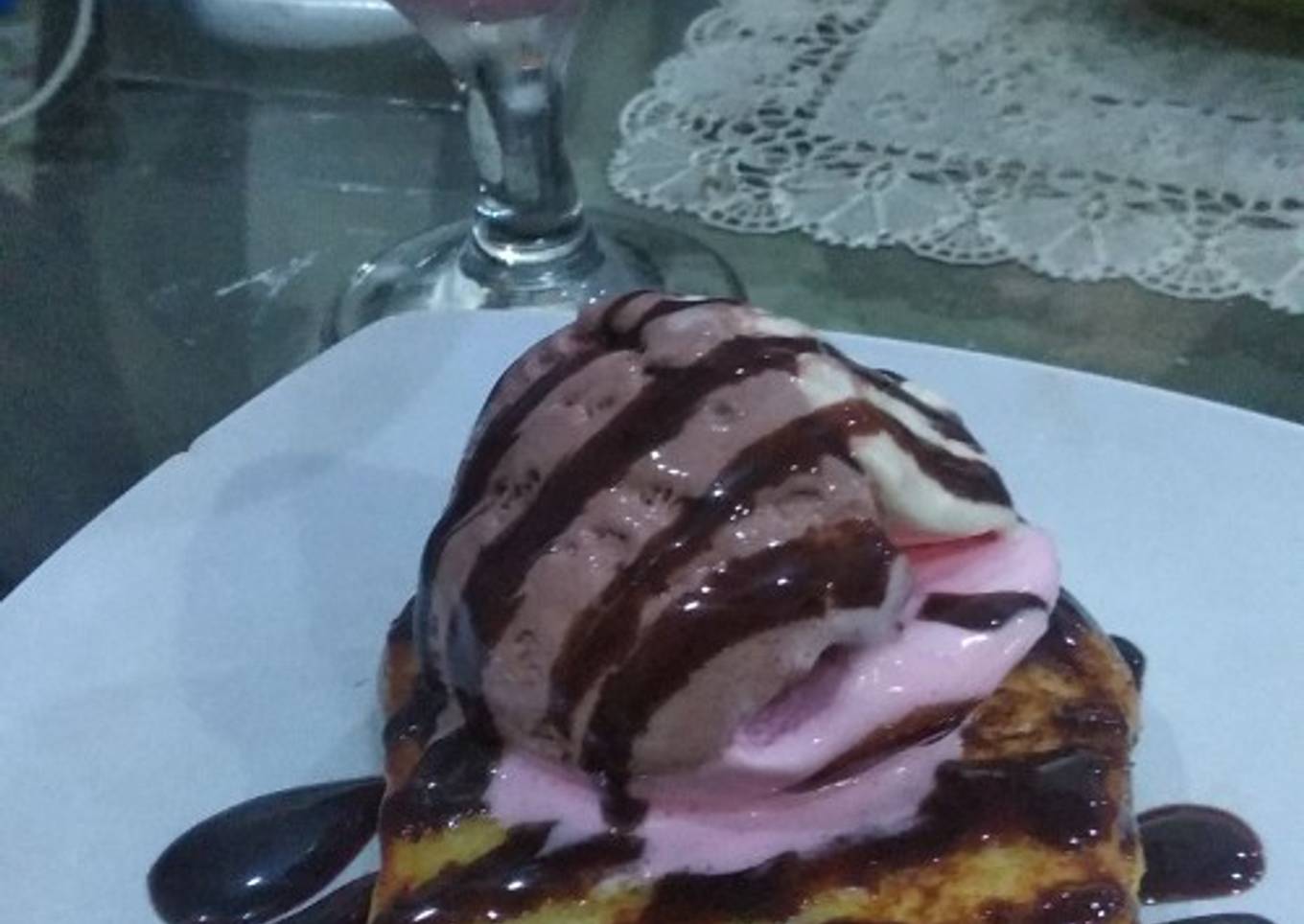 Toast bread with ice cream & Pink lava