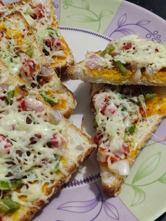 ચીઝી બ્રેડ પીઝા (Cheese Bread Pizza Recipe in Gujarati) રેસીપી મુખ્ય ફોટો