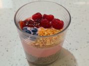 Una foto de pudin de fresas