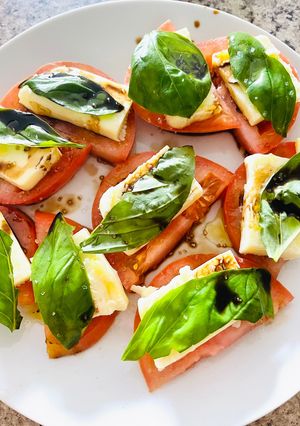 Una foto de Caprese de Tomate y Mozzarella