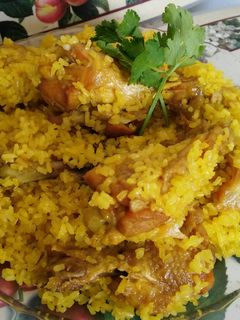 Una foto de Arroz amarillo con pollo