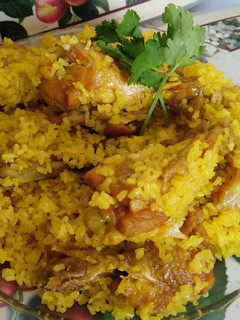 Una foto de Arroz amarillo con pollo