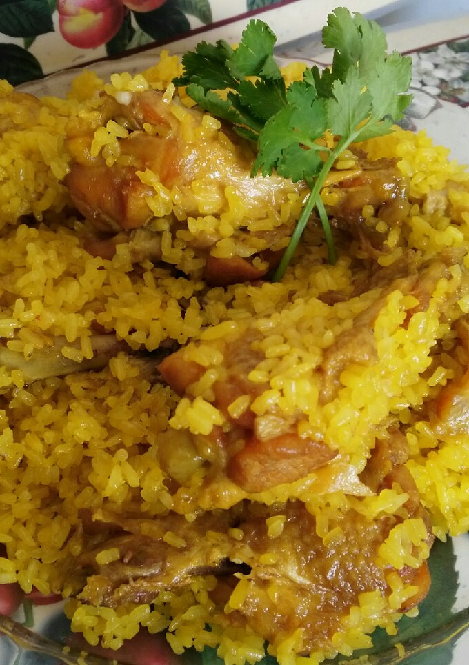 Una foto de Arroz amarillo con pollo