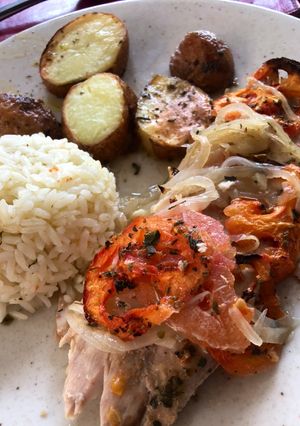 Una foto de Pescado al horno con papas y arroz😍